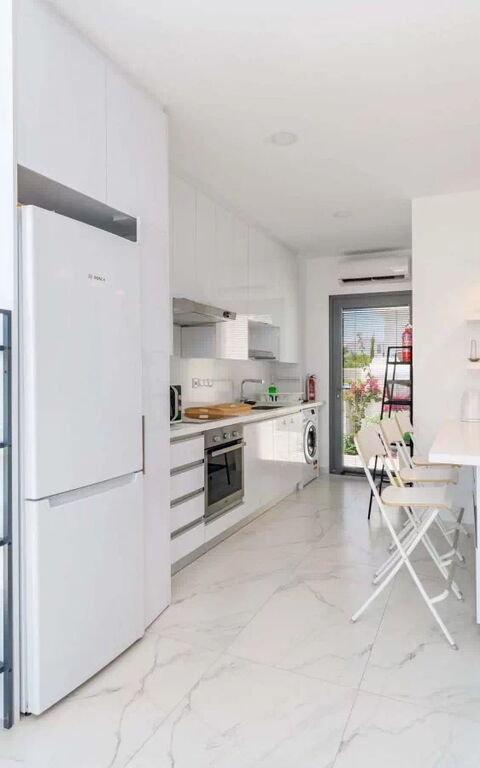 By the Beach - Emerald Seaview Villa: Keuken, Lunchroom