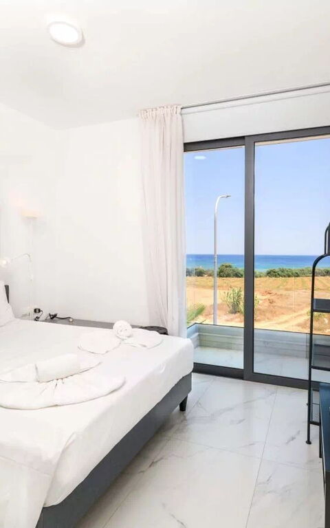 By the Beach - Emerald Seaview Villa: slaapkamer