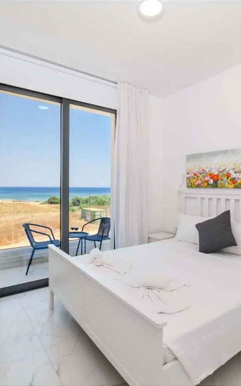 By the Beach - Emerald Seaview Villa: slaapkamer