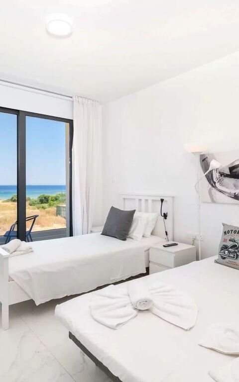 By the Beach - Emerald Seaview Villa: slaapkamer