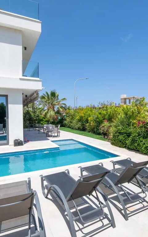 By the Beach - Emerald Seaview Villa: Buitenkanten, Buitenshuis, zwembad