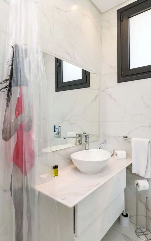 By the Beach - Emerald Seaview Villa: Badkamer