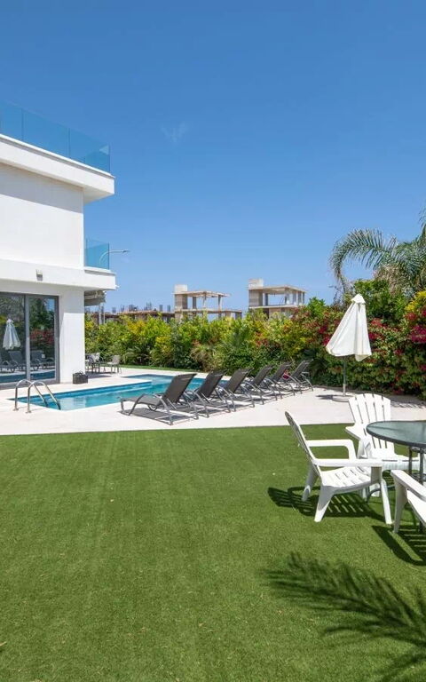 By the Beach - Emerald Seaview Villa: Buitenkanten, Buitenshuis, Tuin, zwembad