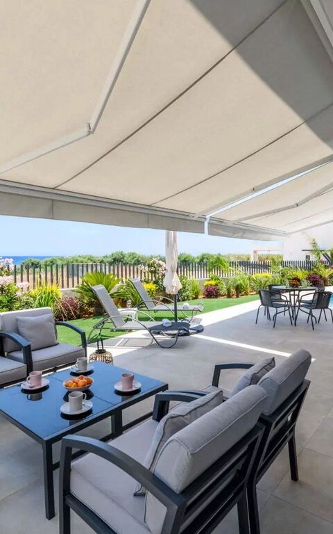 By the Beach - Emerald Seaview Villa: Balkon / terras / patio, Buitenkanten, Buitenshuis, zwembad