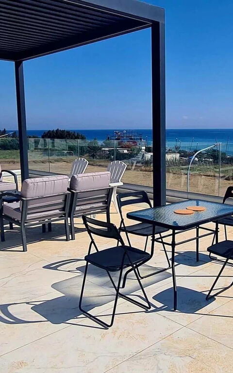 By the Beach - Emerald Seaview Villa: Balkon / terras / patio, Buitenkanten, Buitenshuis