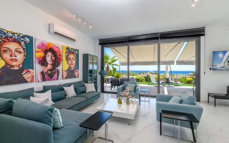 By the Beach - Emerald Seaview Villa: Woonkamer