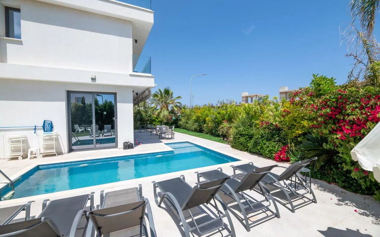 By the Beach - Emerald Seaview Villa: Buitenkanten, Buitenshuis, zwembad