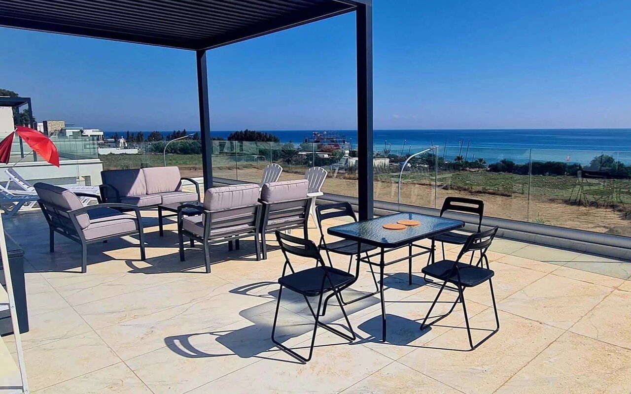 By the Beach - Emerald Seaview Villa: Balkon / terras / patio, Buitenkanten, Buitenshuis