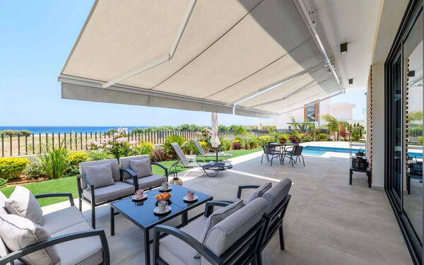 By the Beach - Emerald Seaview Villa: Balkon / terras / patio, Buitenkanten, Buitenshuis, zwembad