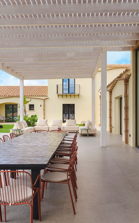 Villa Chabada: Buitenkanten, Buitenshuis
