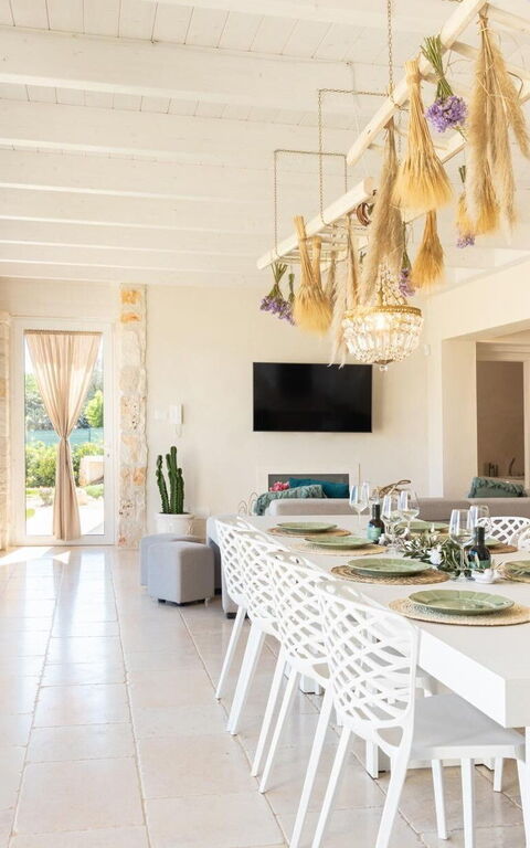 Villa Calanthia: Lunchroom, Woonkamer