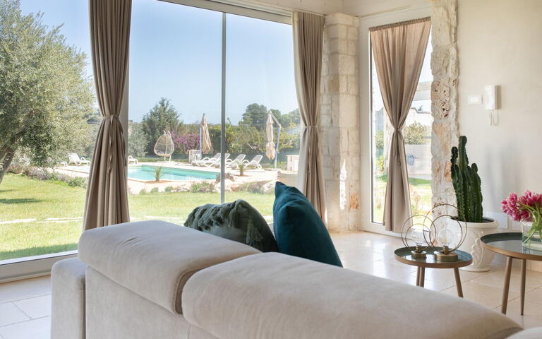 Villa Calanthia: Woonkamer
