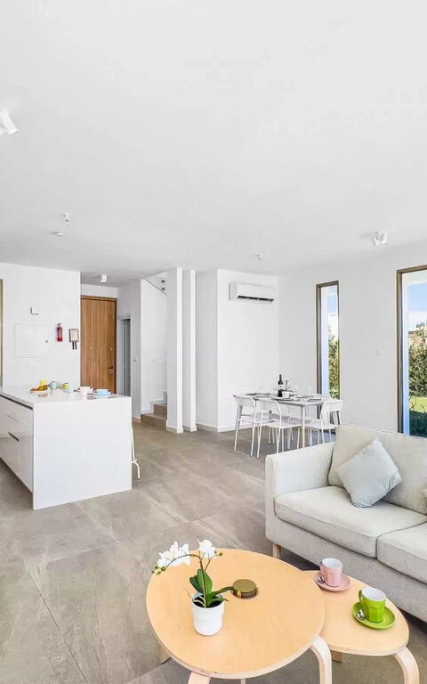 Azure Seaview- Garnet Villa: Woonkamer