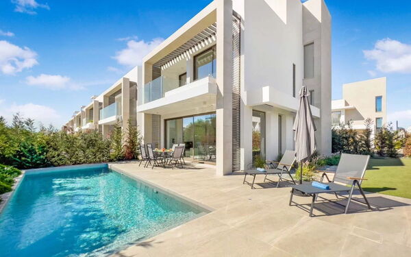 Azure Seaview- Garnet Villa: Buitenkanten, Buitenshuis, zwembad