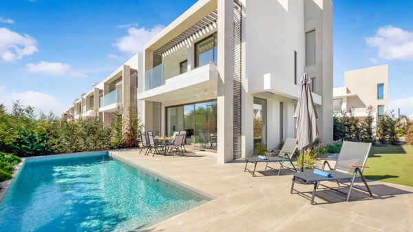 Azure Seaview- Garnet Villa: Buitenkanten, Buitenshuis, zwembad