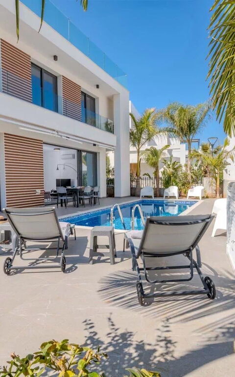 By the Beach - Aura Villa: Buitenkanten, Buitenshuis, zwembad