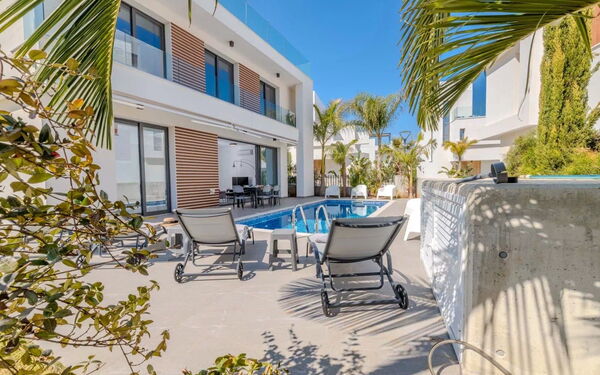 By the Beach - Aura Villa: Buitenkanten, Buitenshuis, zwembad