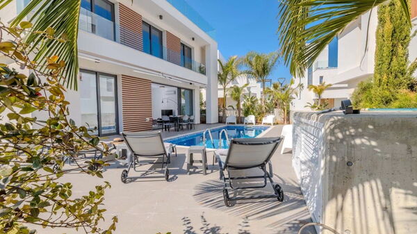 By the Beach - Aura Villa: Buitenkanten, Buitenshuis, zwembad