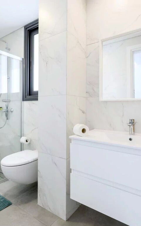 By the Beach - Blue Topaz Villa: Badkamer