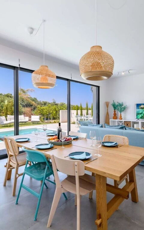 By the Beach - Blue Topaz Villa: Lunchroom, Woonkamer