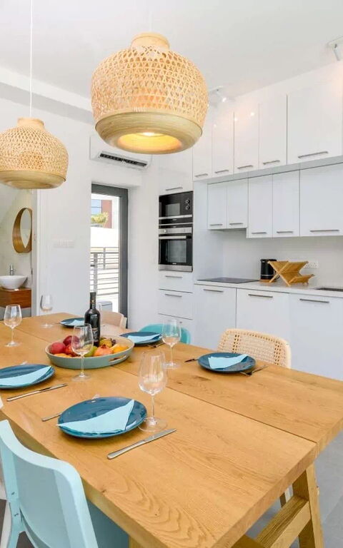 By the Beach - Blue Topaz Villa: Keuken, Lunchroom