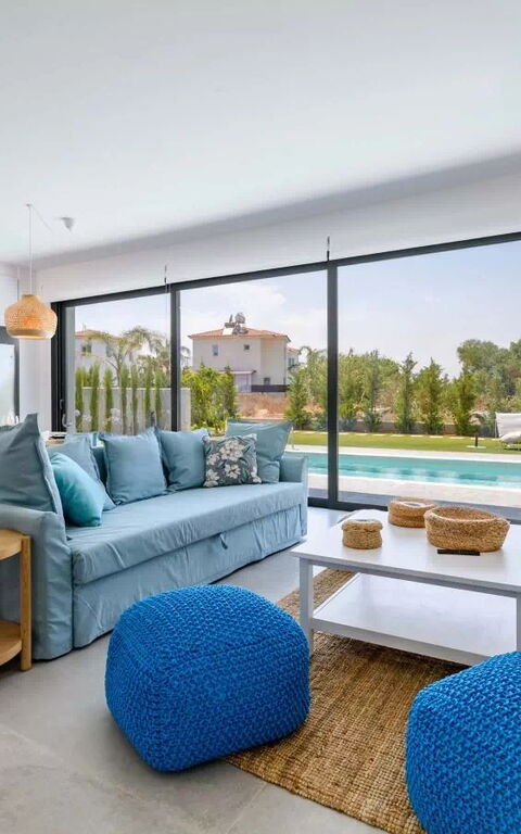 By the Beach - Blue Topaz Villa: Keuken, Woonkamer