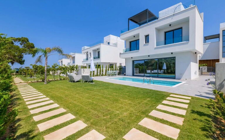 By the Beach - Blue Topaz Villa: Buitenkanten, Buitenshuis, Tuin, zwembad