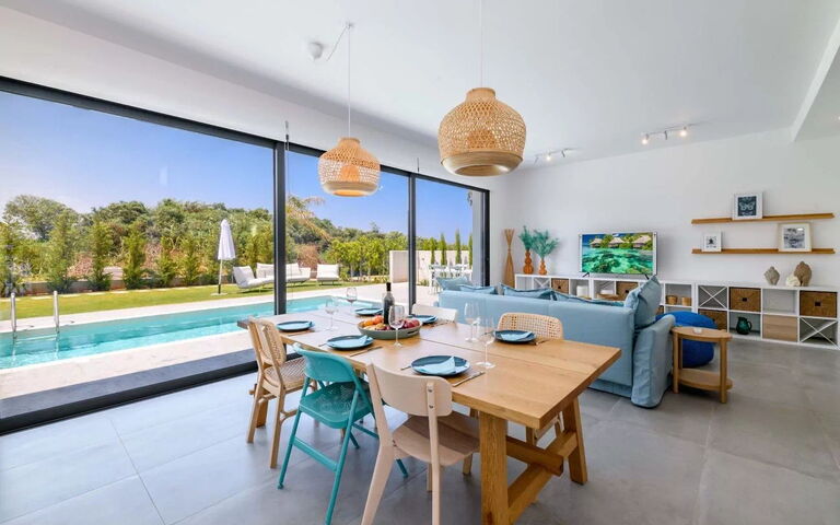 By the Beach - Blue Topaz Villa: Lunchroom, Woonkamer