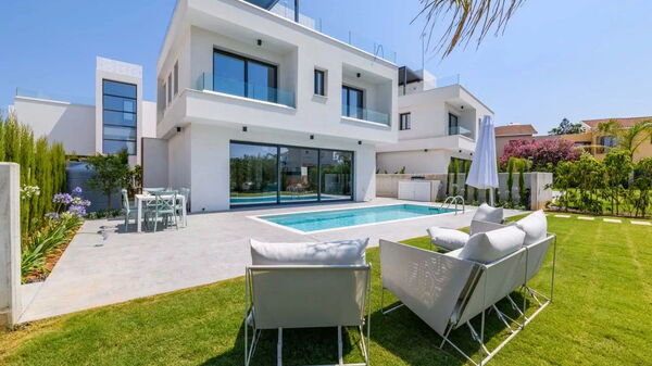By the Beach - Blue Topaz Villa: Buitenkanten, Buitenshuis, Tuin, zwembad