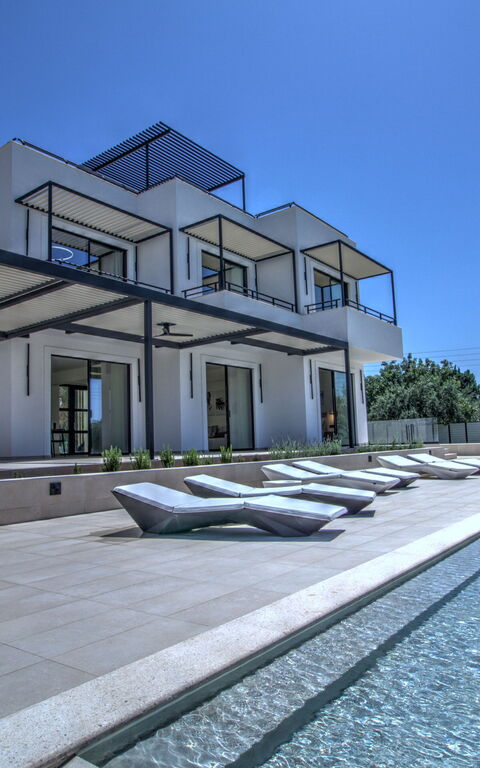 Villa Watanave: Balkon / terras / patio, Buitenkanten, Buitenshuis, Lente, Zomer, zwembad