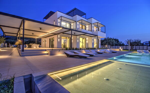 Villa Watanave: Balkon / terras / patio, Buitenkanten, Buitenshuis, Lente, Zomer, zwembad