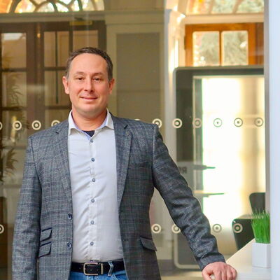 Guido Bazzoni, Adjunct- President en verantwoordelijk voor de reserveringen
